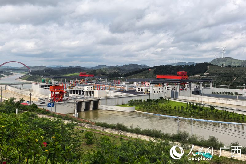马道枢纽已然成型，为9月通航做准备工作。人民网 庞惠文摄