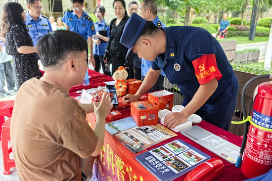 图为现场解答群众消防咨询 何小翠摄