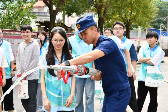 消防员讲解水带连接技巧（昭平县消防救援局供图）