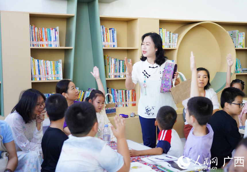 非遗代表性传承人给孩子们讲述百色壮锦的渊源历史和民俗寓意。