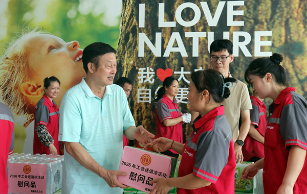 鹿寨县总工会向一线职工发放清凉物资。