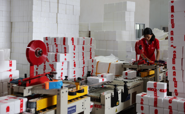 广西新民通食品有限责任公司正在加紧生产产品。邓钧元摄