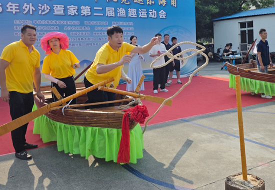 参赛选手正在进行抛缆绳比赛，还原渔家劳作本领，现场竞技氛围浓厚。