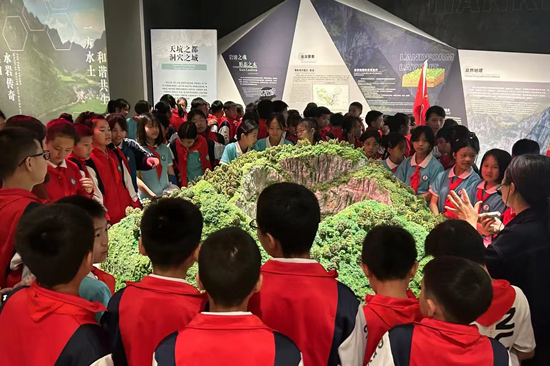 研学团队围绕天坑地质开展研学。乐业县文旅局供图