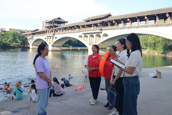 圖為靈川鎮紀委到群眾親水活動河段，實地察看水域巡查、應急救生物資配備等工作落實情況，向群眾了解防溺水宣傳情況。秦惠鯨竹 攝