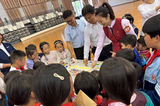 驻村工作队员和村里小学生共同鉴赏作品
