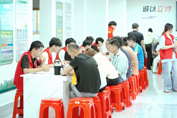 港北區學生資助管理中心工作人員正在審核材料。