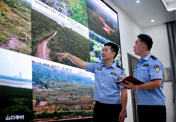 民辅警依托山口红树林生态警务室智慧警务系统，实时监测辖区滩涂、湿地动态