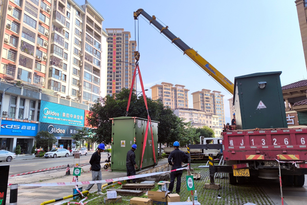 8月12日，南方電網廣西新電力昭平供電公司在桂江幸福裡小區進行開閉所升級改造。吳木生攝