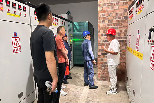 南方電網廣西新電力鐘山供電公司工作人員到信誠學府小區開展現場核查工作。趙道群攝