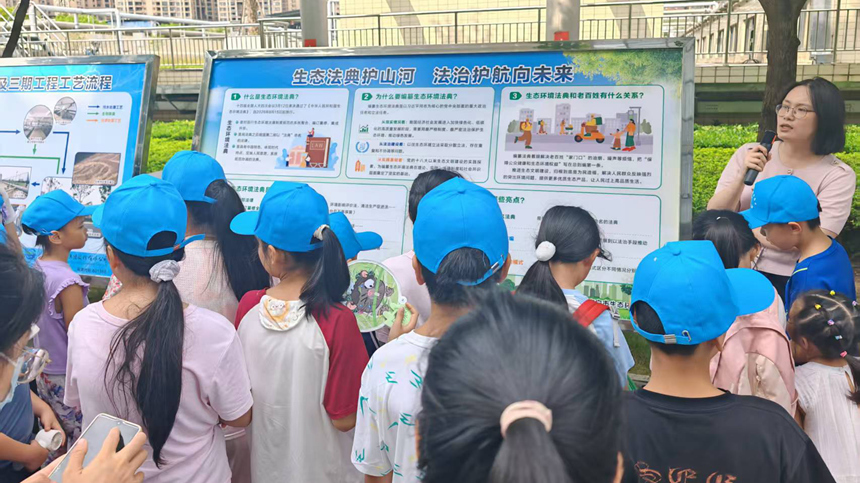 工作人員向市民普及生態環境保護法律知識。馬麗攝