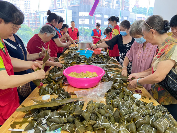 仙人湾社区组织开展银发巧手裹粽叶，温情共度端午节活动。苏武摄