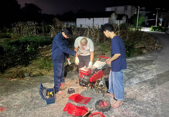 賀州市職業教育發展中心高級技工系（廣西賀州高級技工學校）教師團隊攜帶移動維修工具箱深入瑤鄉，手把手實操教學。賀州市職業教育發展中心供圖