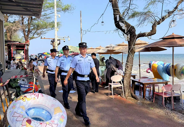 民辅警在白浪滩景区开展步巡。