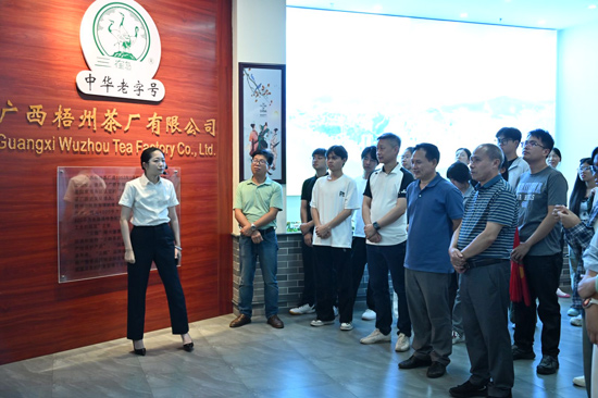 党支部组织师生到广西梧州茶厂有限公司调研。学校供图
