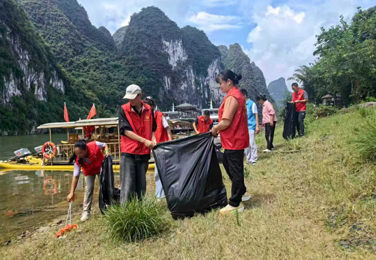 兴坪镇组织志愿者捡拾漓江岸线垃圾。