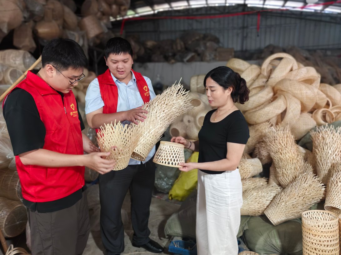 农行工作人员在博白凰图工艺品公司了解生产经营情况。刘佳灵摄