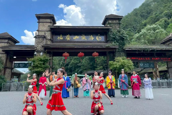 民族歌舞表演。