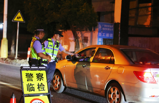 交警设立夜间临检卡点，对过往车辆开展检查，严查酒驾醉驾等交通违法行为，消除夜间道路安全隐患。桂林市公安局供图