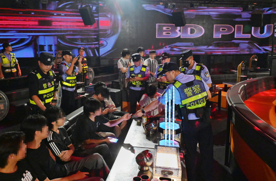 民警在酒吧开展清查。梁汗青摄