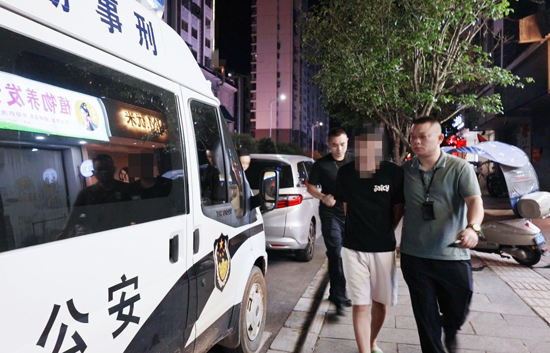 民警带离抓获的犯罪嫌疑人。桂林市公安局供图
