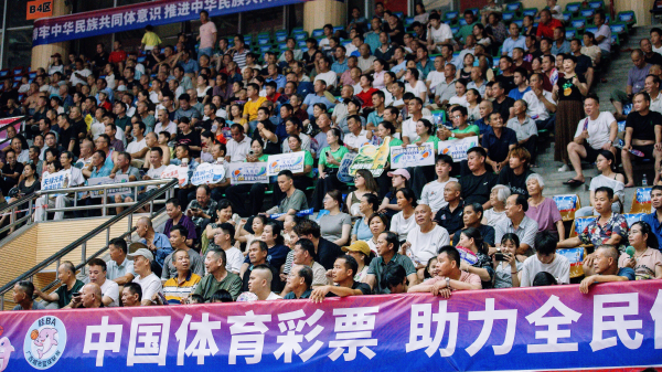 首回合比赛时群众现场观赛热情高涨。赛事组委会供图