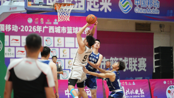 首回合比赛中桂林市队球员强突上篮。赛事组委会供图