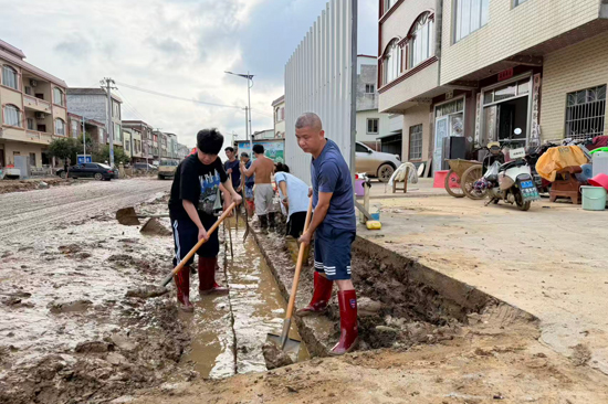 2026年7月，橫州市突發洪澇災害，攜子奔赴受災一線，主動投身災后清淤重建工作。
