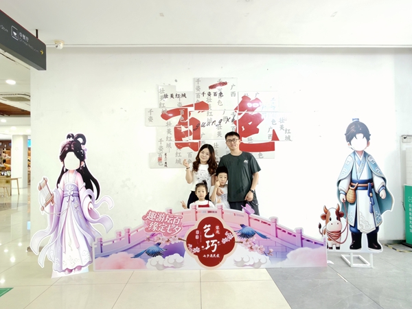 司乘人员合影。
