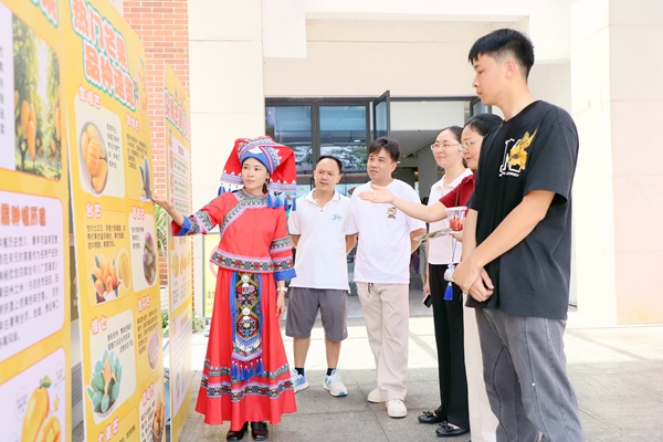 工作人员向司乘人员介绍百色物产。