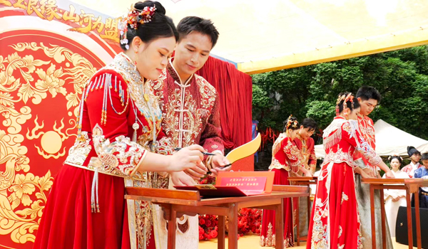 新人在婚書上簽名