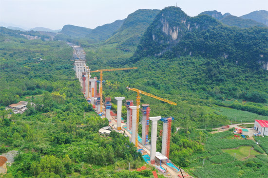 建設中的龍頭特大橋。劉嘉禹攝