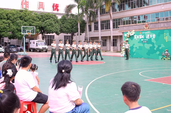 武警官兵进行队列训练演示。