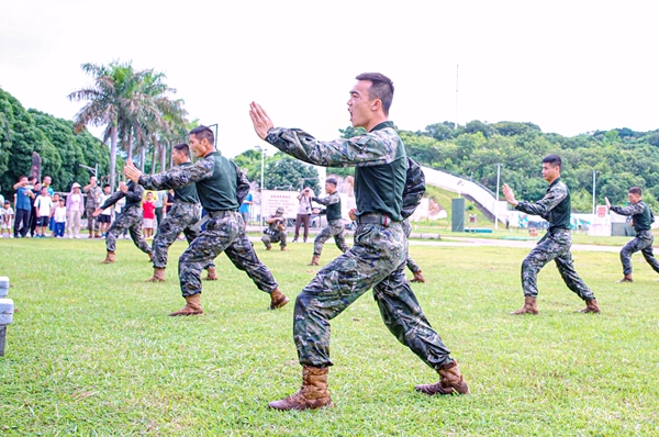 武警官兵进行擒敌训练展示。