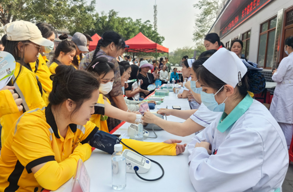 百色市田阳区红色驿站举办夏季义诊活动