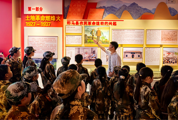 参观那马革命纪念馆