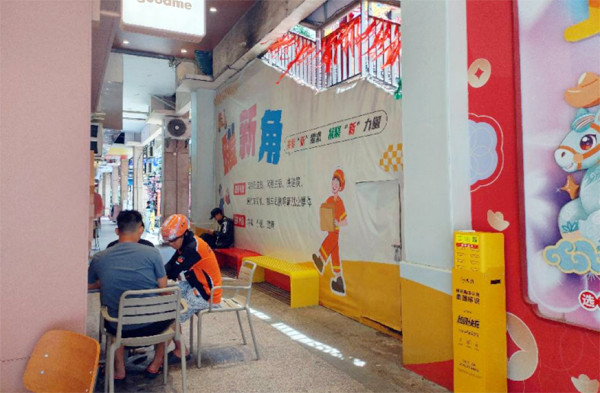 新就业群体在暖“新”角休憩。