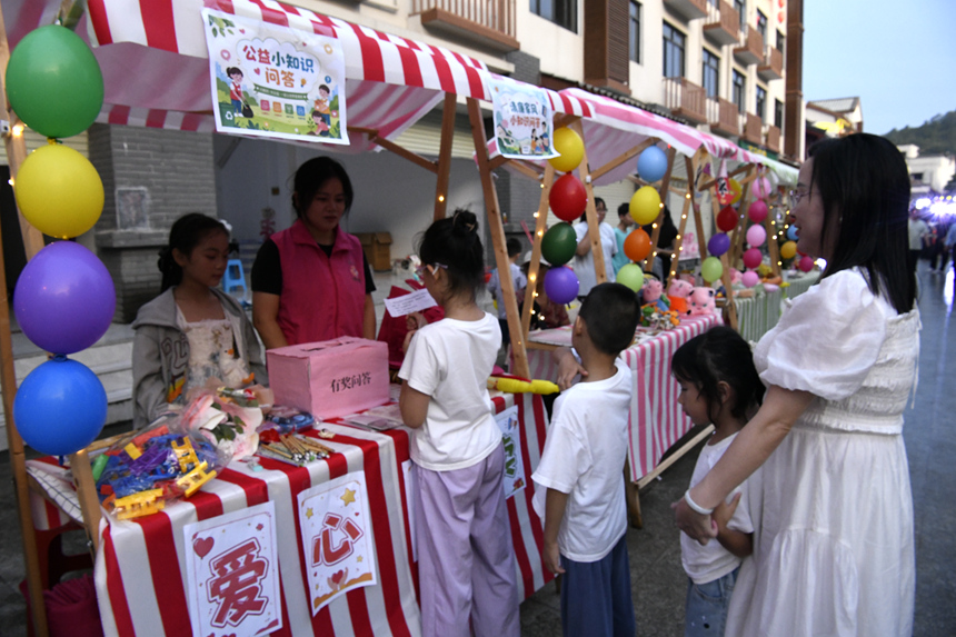 愛心義賣火熱開展，傳遞溫情正能量。黃琪攝