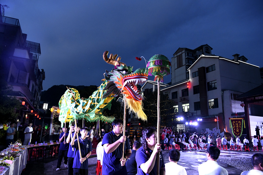 龍騰獻瑞鬧七夕，民俗氛圍感拉滿。黃琪攝