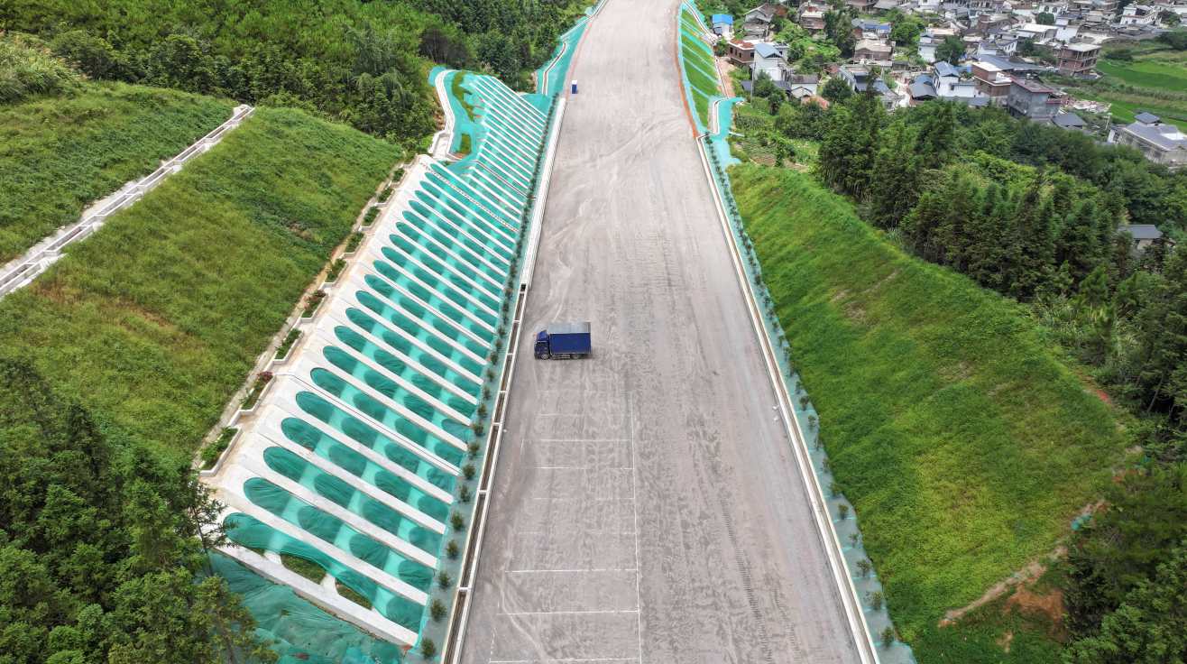 桂林至钟山高速公路挖方边坡防护绿化效果好。王庭满摄