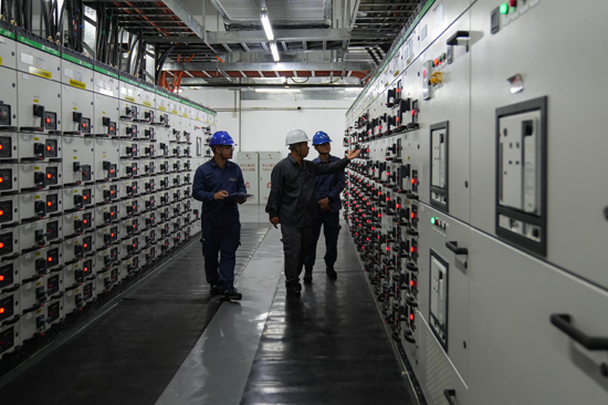 南方電網廣西北海供電局潿洲分局工作人員上門為酒店開展配電房設備檢查。陽文志攝