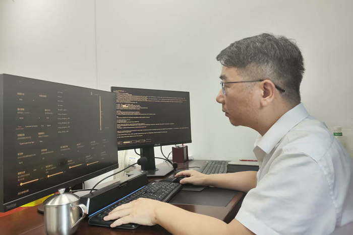 刘世兴在训练AI模型