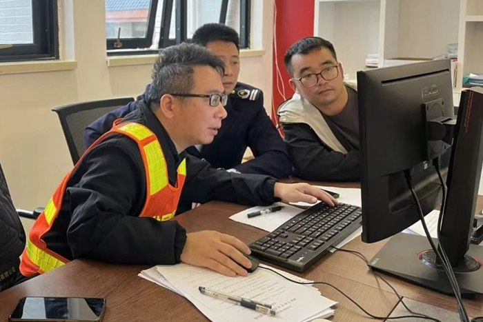 刘世兴（左）为同事讲解技术方案