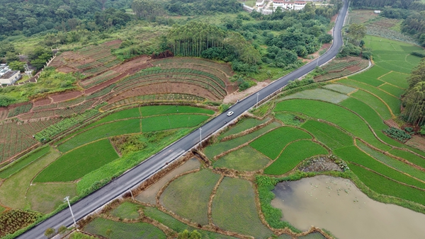 日前沥青铺设完毕的港南区瓦塘至木格道路（班凤村路段）。李梓豪摄