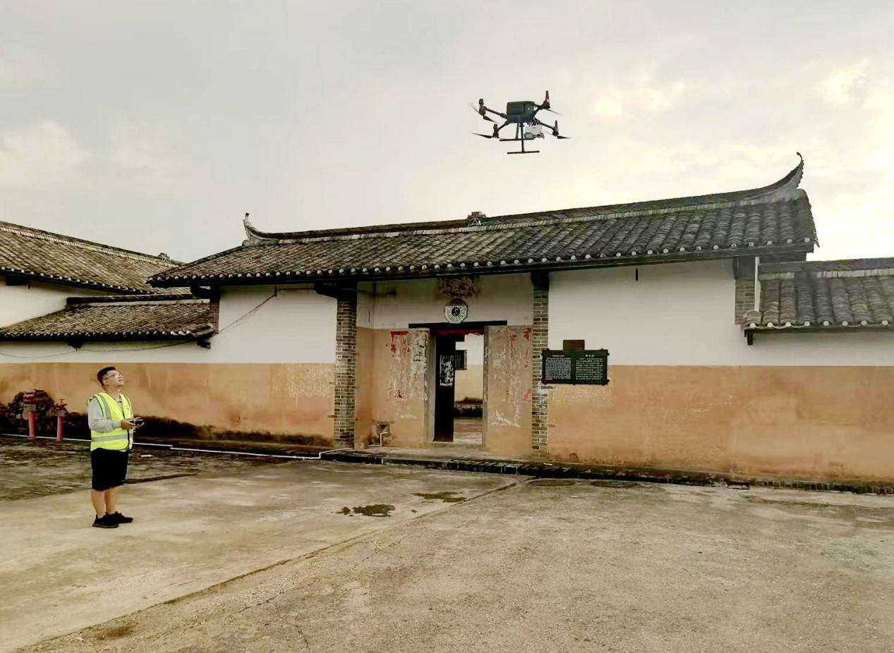灵眸智算团队在灵山县大芦村开展测绘数据采集作业。潘正伟摄