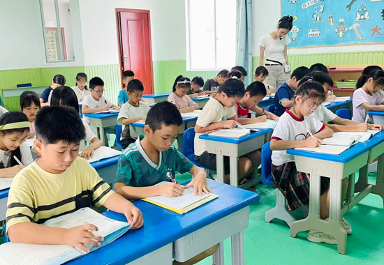 学生在专注完成课业练习