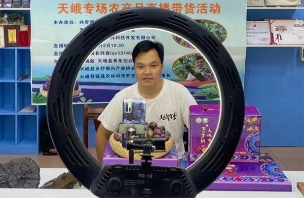 河池市黨員主播借助自媒體平台推介家鄉產品，助力鄉村振興。