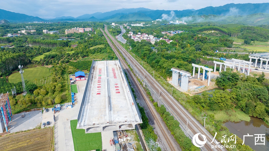 8月24日，转体前的桂林外环高速公路五福特大桥2号桥。