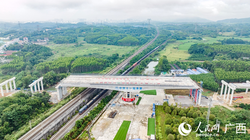 8月25日，列车在桂林外环高速公路五福特大桥2号桥下驶过。