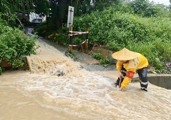 職工在湘桂線夏石至憑祥區段疏通線路排水設施，保障鐵路運輸安全暢通。范家相攝